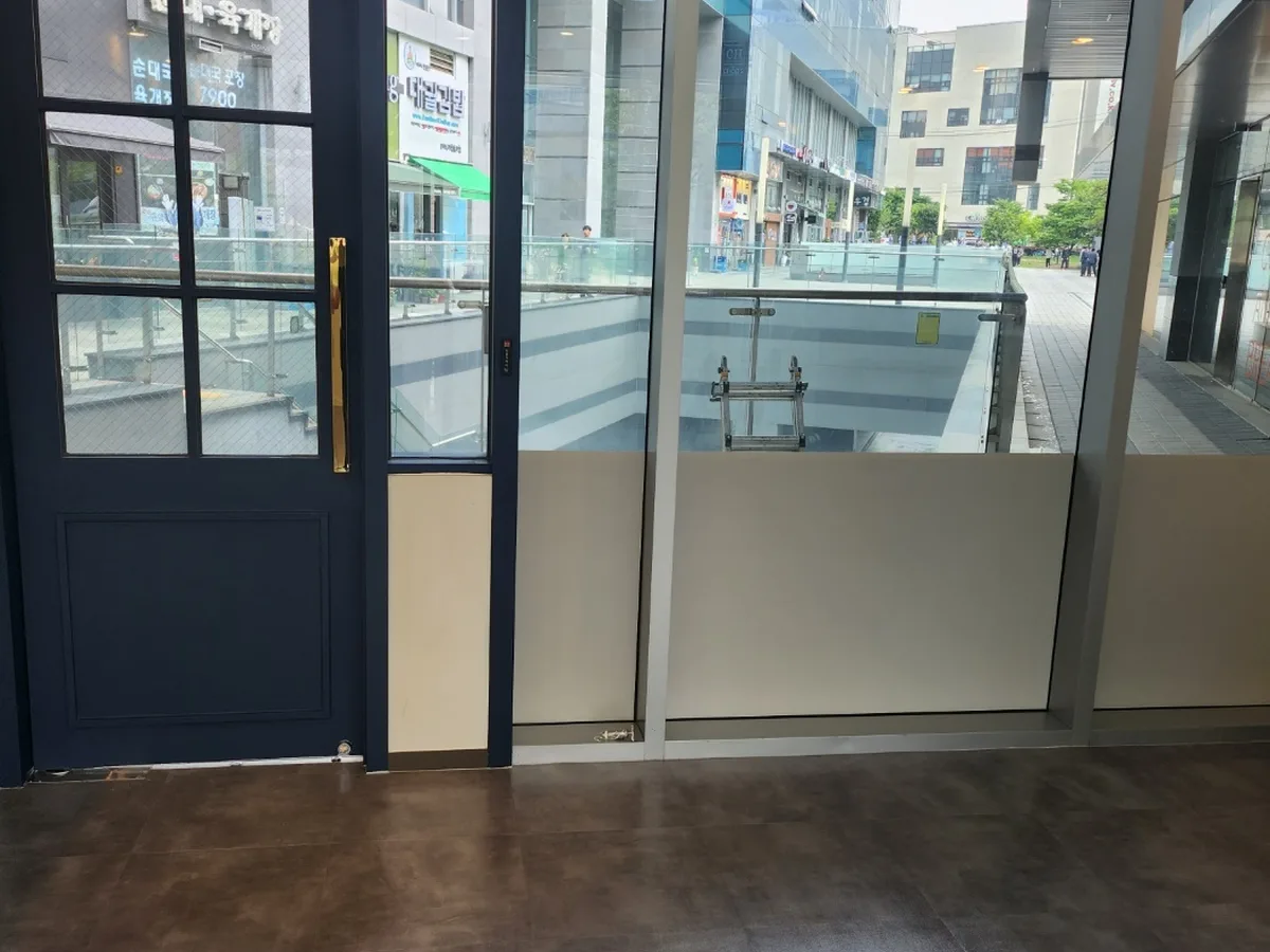북구 신천동 현장 출입문·프레임 바닥 위생청소 사례 - 행진크린